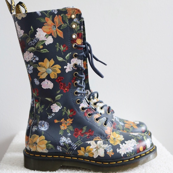Dr. Martens Shoes - NEW Dr. Martens 1B99 Darcy Floral Navy Size 8
